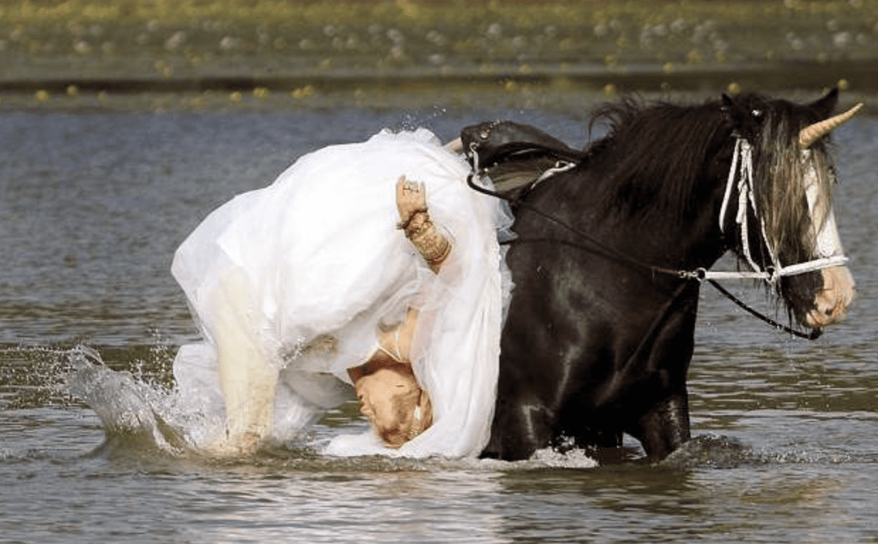 Bride falls off of a horse during her wedding photoshoot. | Source: imgur.com/3CenYwF
