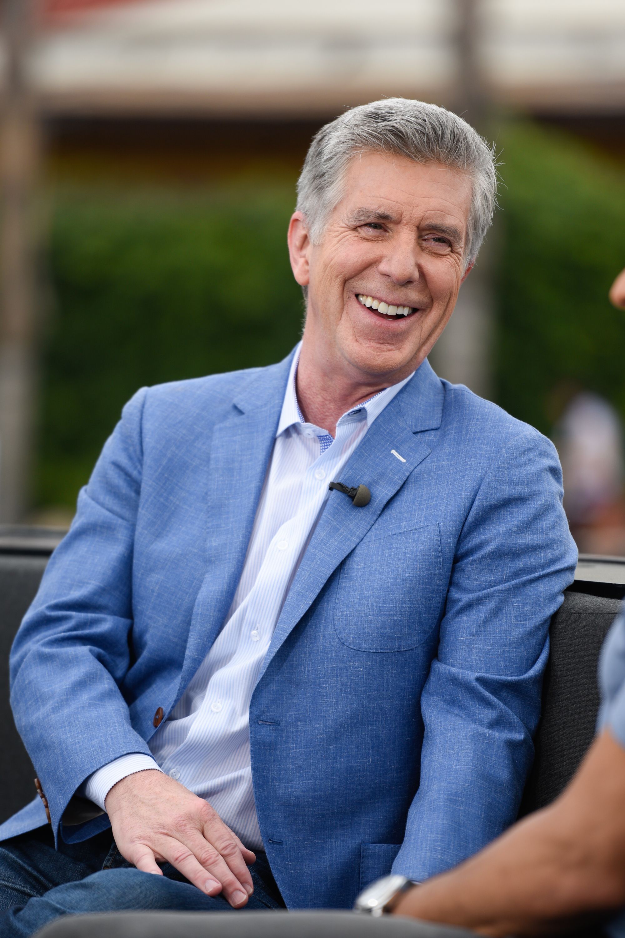 Tom Bergeron visits "Extra" at Universal Studios Hollywood on May 11, 2016, in Universal City, California | Photo: Noel Vasquez/Getty Images