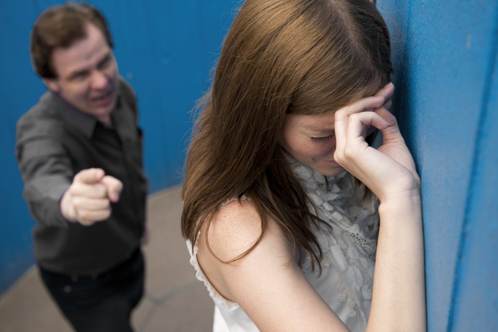 Un hombre señalando a su pareja. | Foto: Shutterstock