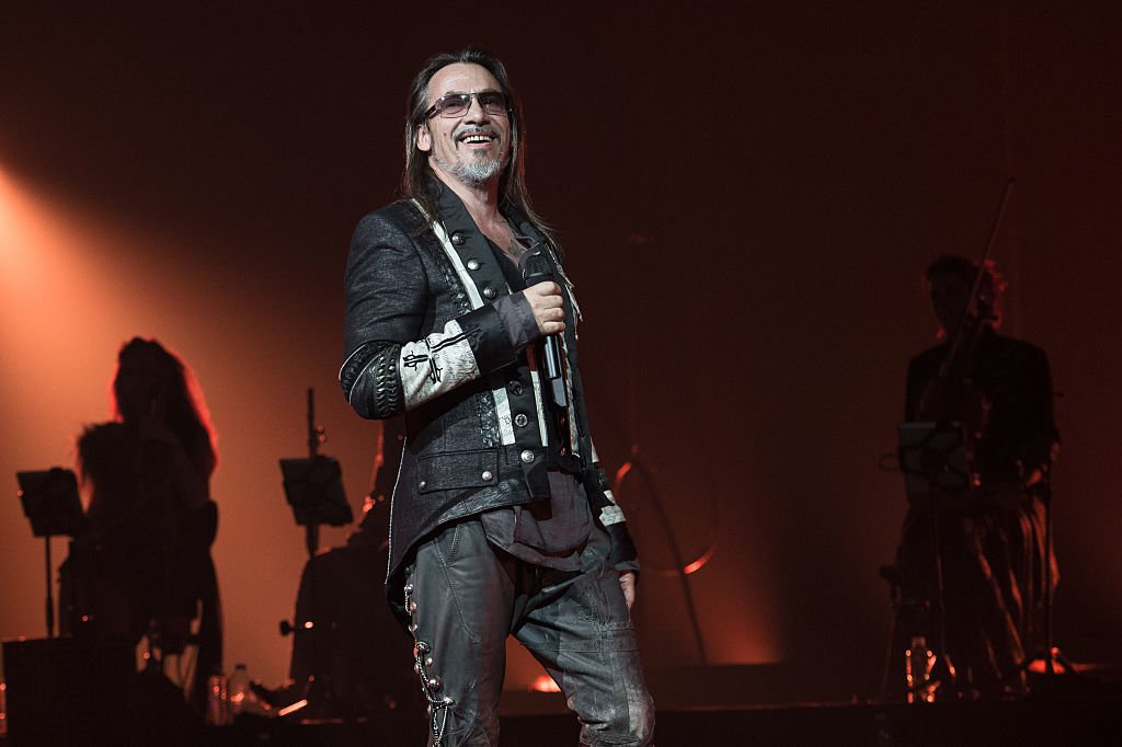 Florent Pagny se produit au Palais des Sports le 1er octobre 2014 à Paris, France. | Photo : Getty Images Florent Pagny se produit au Palais des Sports le 1er octobre 2014 à Paris, France. | Photo : Getty Images