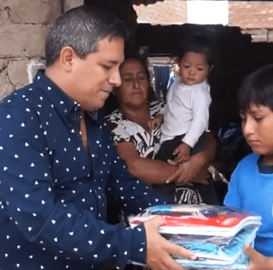 Alcalde entregando útiles escolares. | Imagen tomada de: Facebook/Municipalidad Distrital de Moche