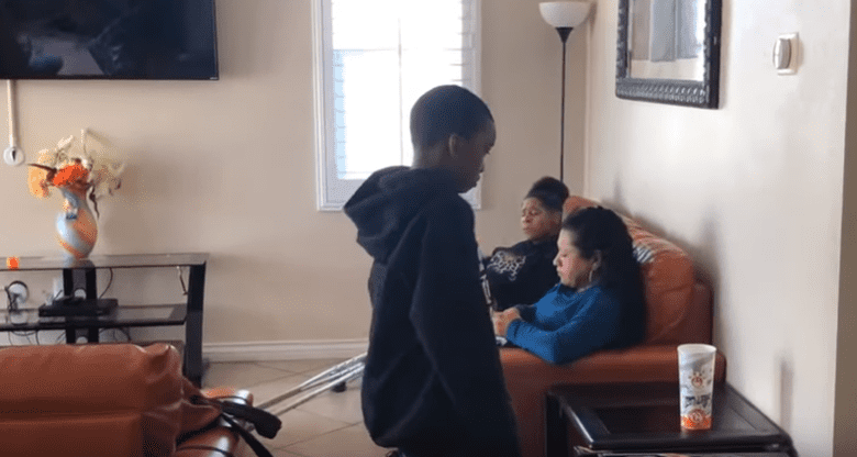 Tracy en la sala de su hogar | Imagen tomada de: YouTube/Tre Cosby