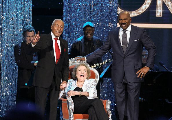 Arthur Duncan, Betty White, and Steve Harve on "Little Big Shots: Forever Young" season 1 in 2017. | Photo: Getty Images 