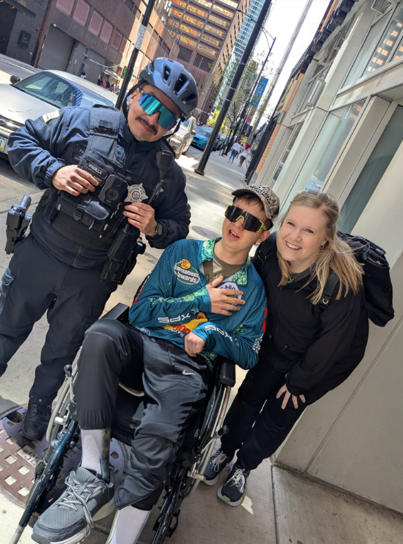 Nicole and Brett Jedwabny posing with a Chicago policeman | Source: Facebook/TylerandNicole Jedwabny