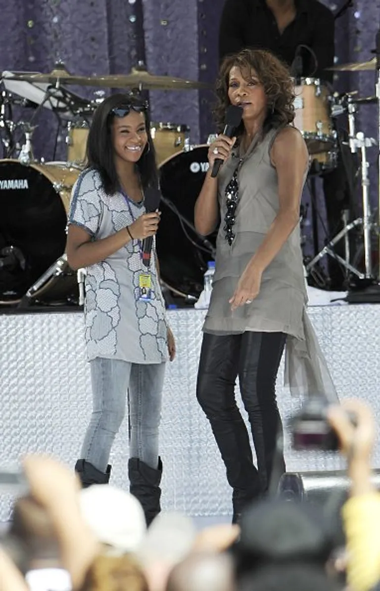 Bobbi Kristina Brown singing on stage with her mother, Whitney Houston in September 2009 in New York City. | Photo: Getty Images