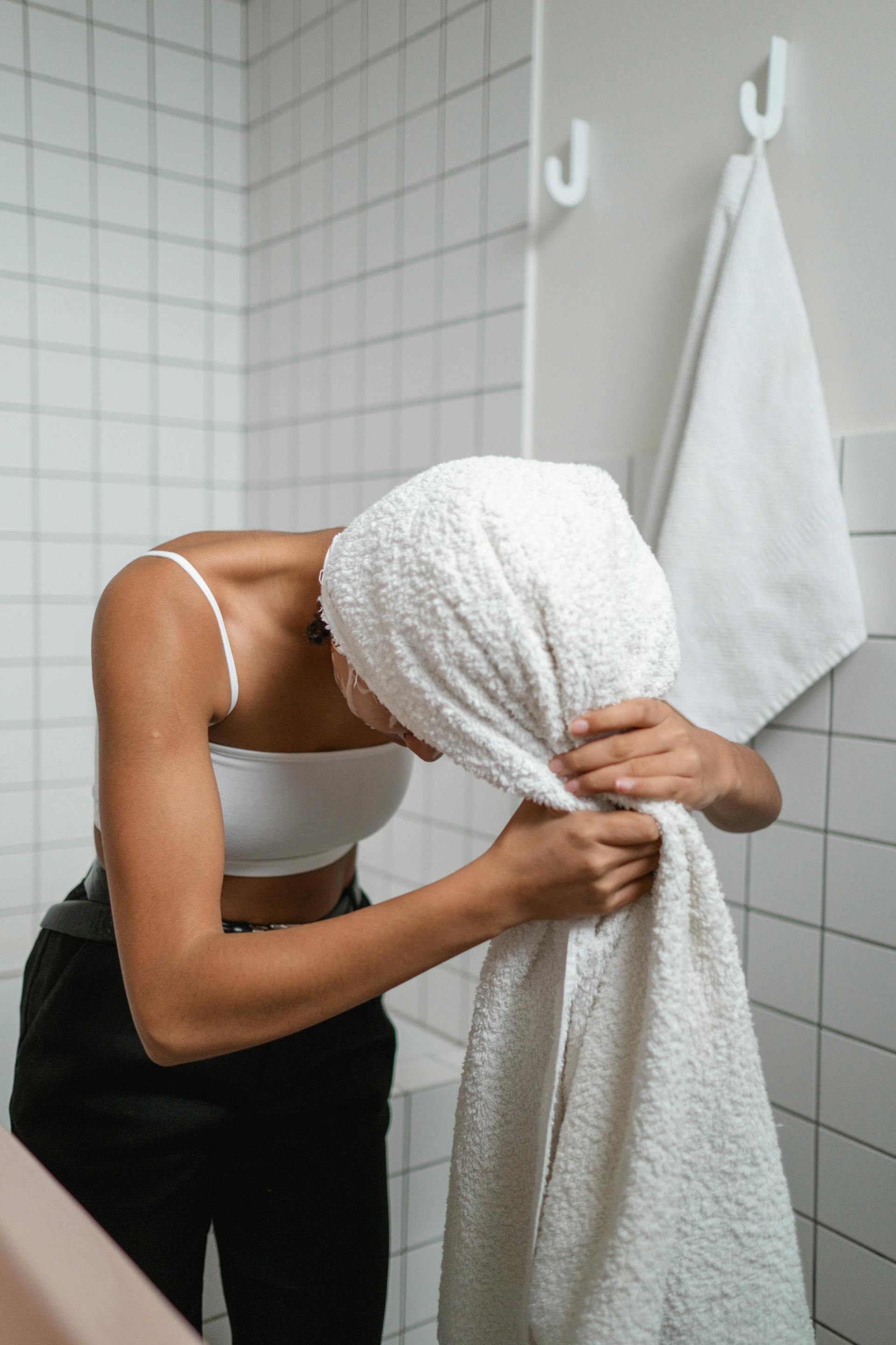 Woman wrapping her hair with towel | Source: Pexels