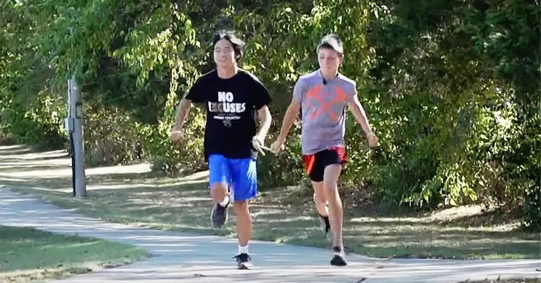 Paul Scott et Rebel Hays photographiés en train de courir ensemble. | Photo : youtube.com/KSDK News