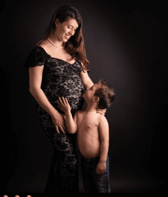 Delphine Jubillar enceinte de son deuxième enfant avec son fils. | Photo : Facebook/delphine.aussaguel
