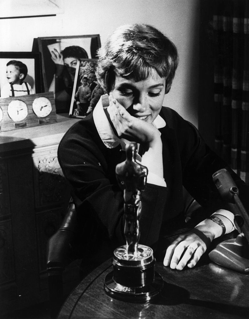 Julie Andrews, avec l'Oscar qu'elle remporte pour «Mary Poppins», ses débuts au cinéma. | Photo : Getty Images