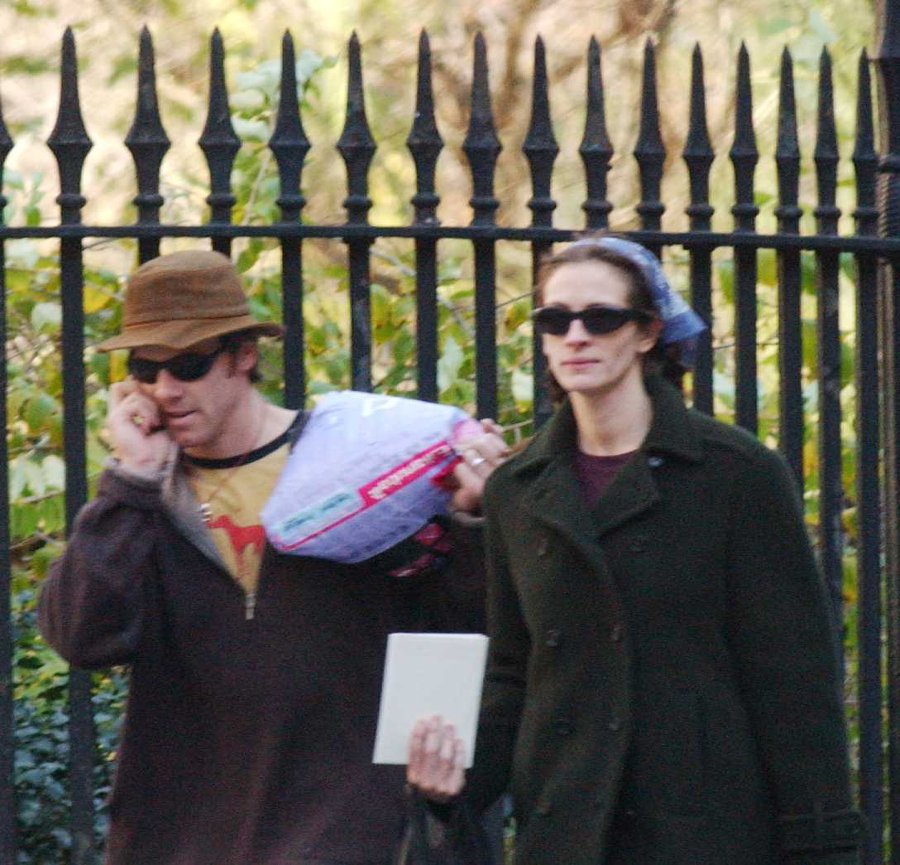 Danny Moder and Julia Roberts on a walk in New York City, 2002 | Source: Getty Images