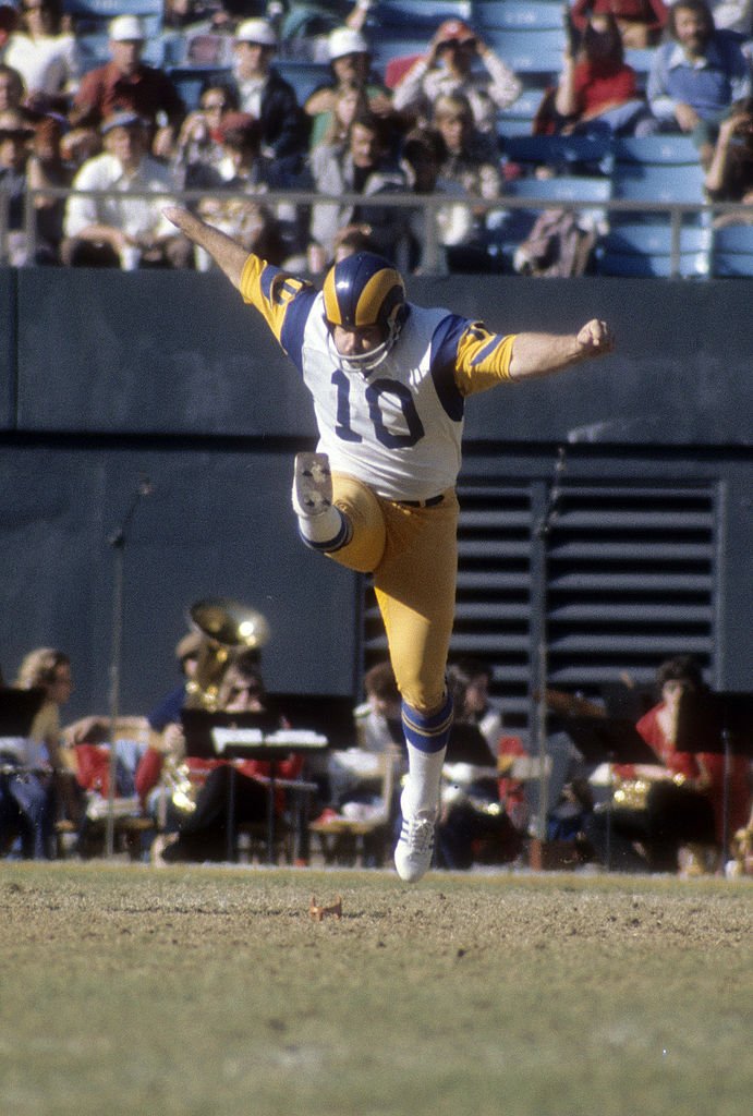 Kicker Tom Dempsey #10 of the Los Angeles Rams kicks off against the Atlanta Falcons during an NFL football game at Atlanta-Fulton County Stadium November 16, 1975  | Photo: Getty Images