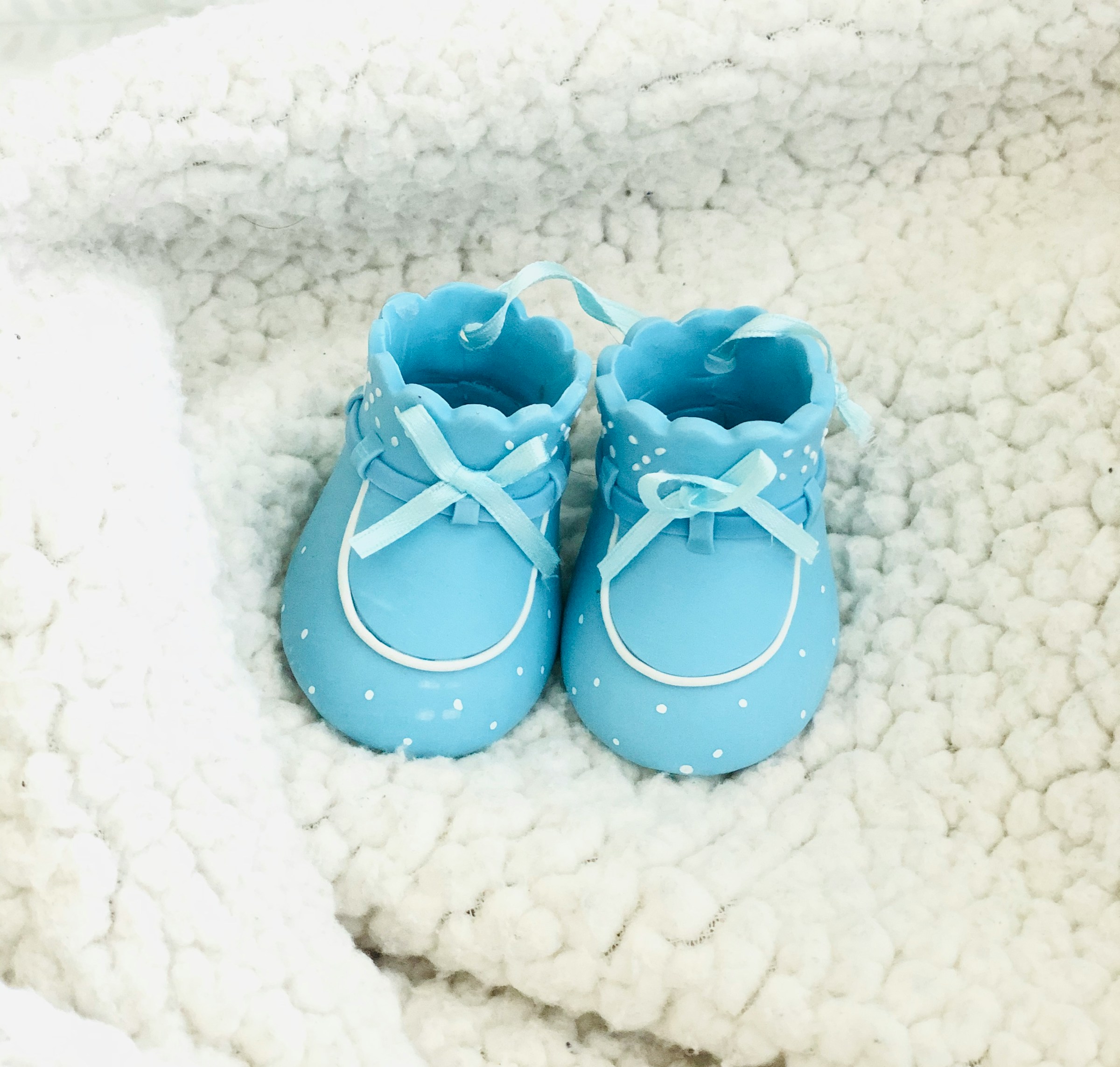 A pair of blue baby shoes | Source: Unsplash