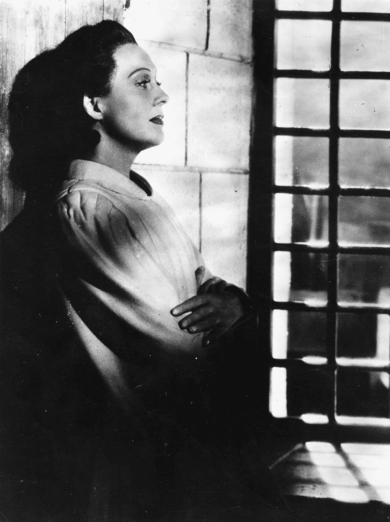 Arletty dans le rôle de Dominique, du film français "Les Visiteurs du Soir". Le film a été réalisé par Marcel Carne pour les Studios Andre Paulve. | Photo : Getty Images