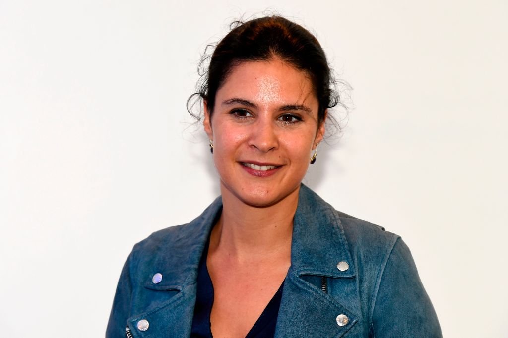 Apolline de Malherbe pose devant une conférence de presse pour présenter la saison 2017/2018 de BFM TV le 8 septembre 2017 à Paris. | Photo : Getty Images