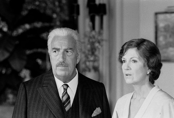 Guy Tréjan et Martine Sarcey dans la pièce de théâtre ''Les Temps difficiles". | Photo : Getty Images Guy Tréjan et Martine Sarcey dans la pièce de théâtre ''Les Temps difficiles". | Photo : Getty Images