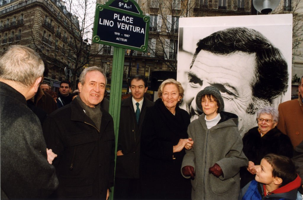 Le maire de Paris, Jean Tiberi, Odette Ventura et sa fille à la cérémonie d'inauguration le 17 décembre 1999 à Paris, France. | Photo : Getty Images