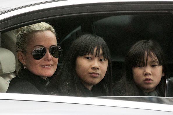Laeticia Hallyday et ses filles Jade Hallyday et Joy Hallyday sont vues lors des funérailles de Johnny Hallyday à l'Eglise De La Madeleine le 9 décembre 2017 à Paris, France. | Photo : GettyImage