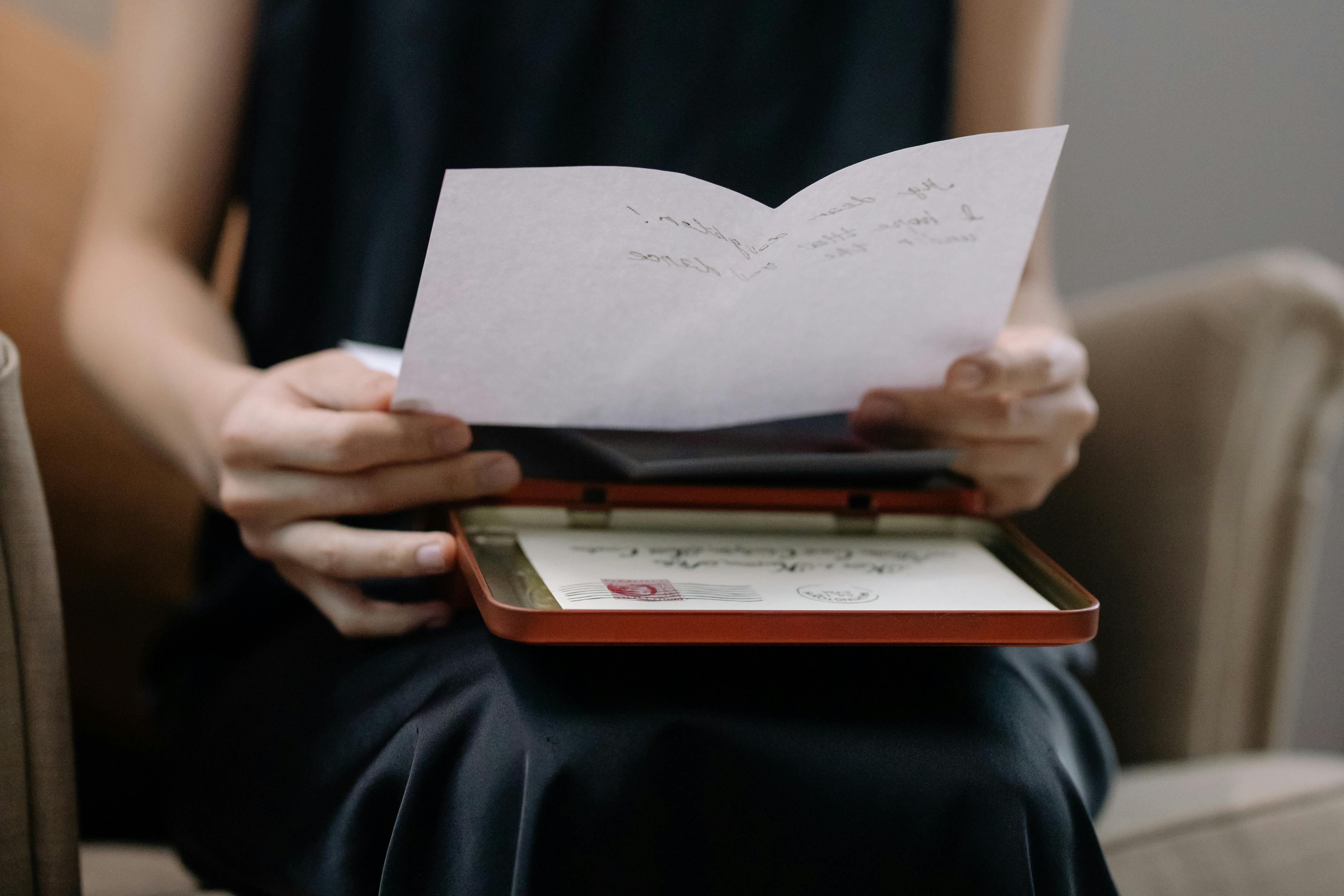 A woman reading a note | Source: Pexels