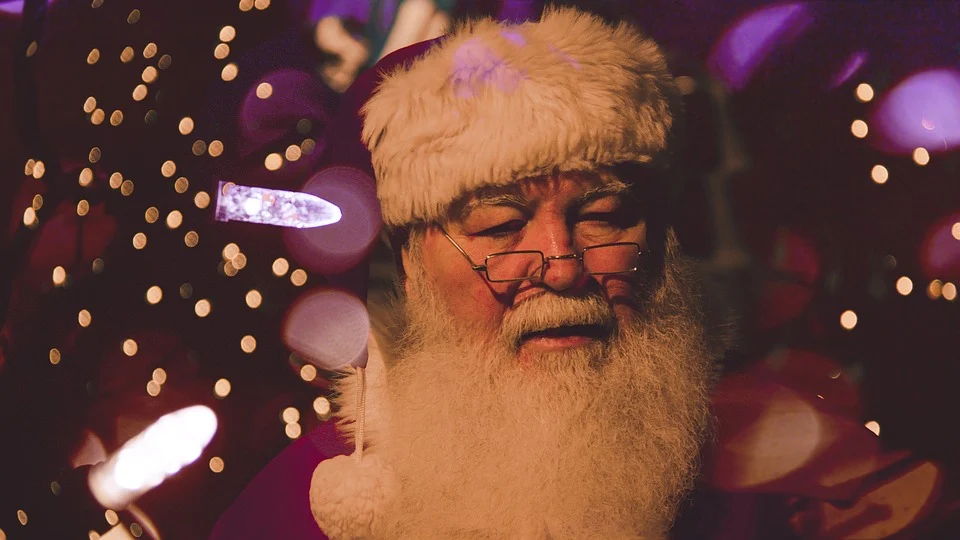 Santa Claus rodeado de luces. | Foto: Pixabay