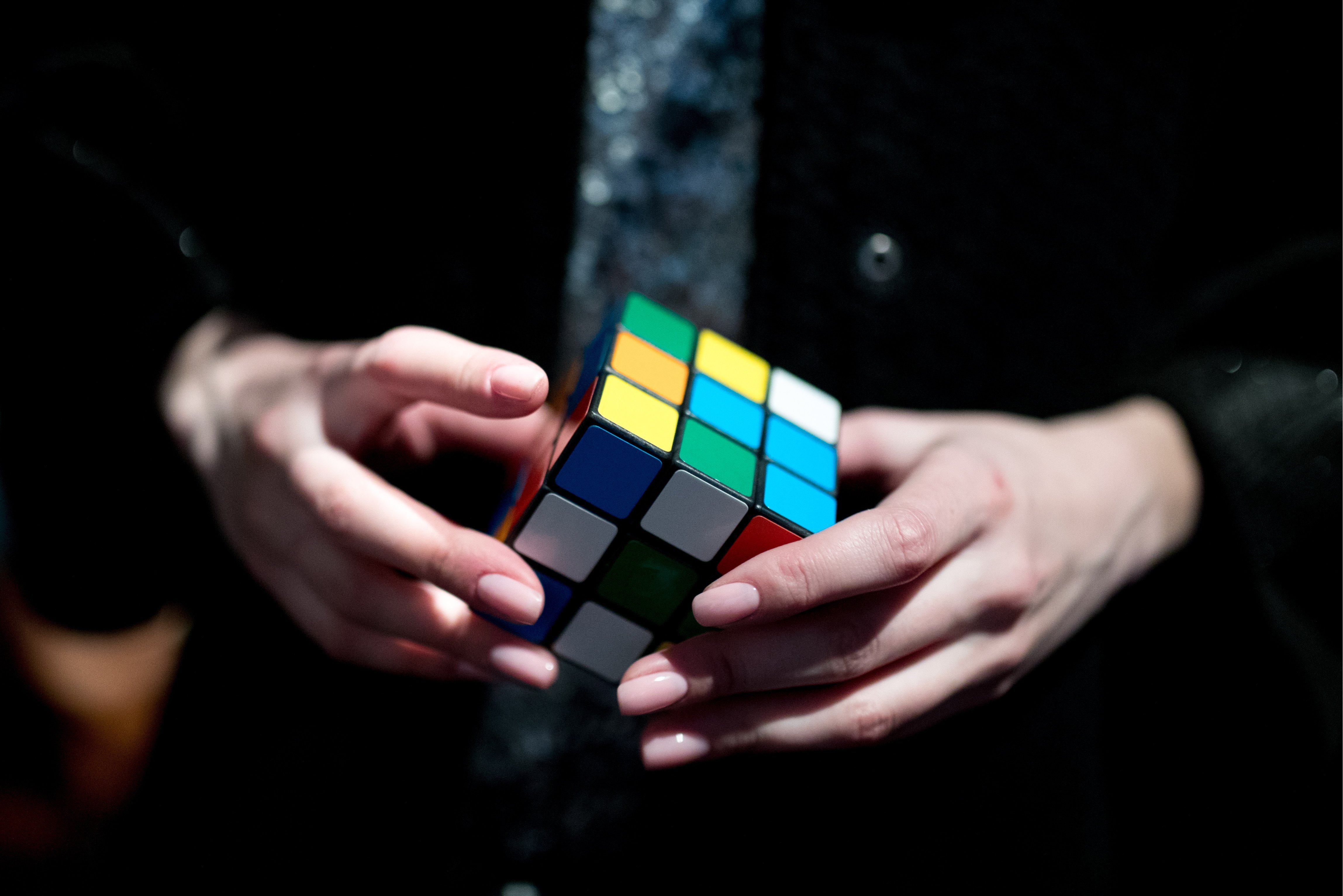 Holding a Rubik's Cube ahead of a runway show for Slava Zaitsev Fashion Lab's collection at the 2018 Mercedes Benz Fashion Week|Photo|Getty Images