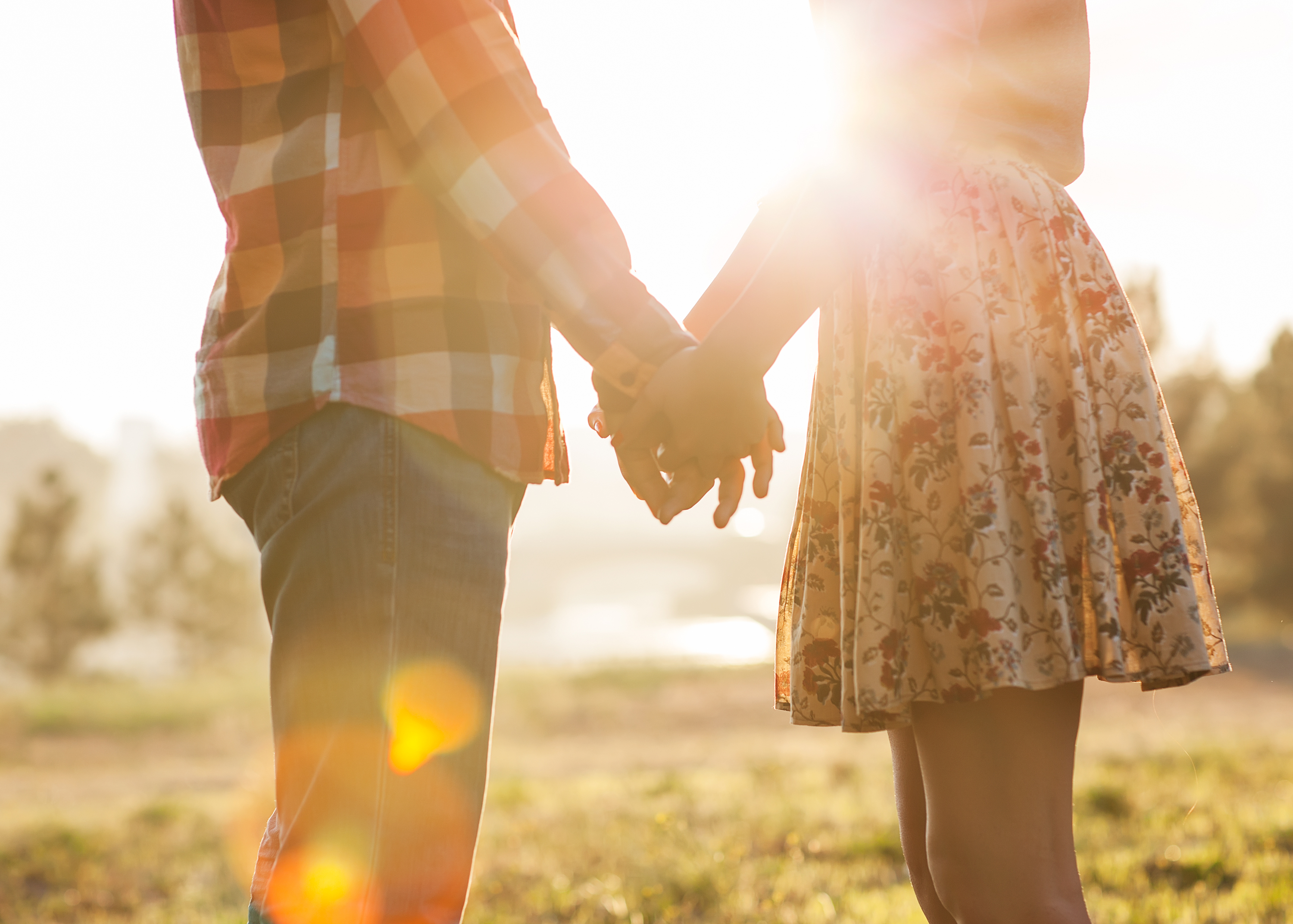 Ein Paar hält sich an den Händen | Quelle: Shutterstock