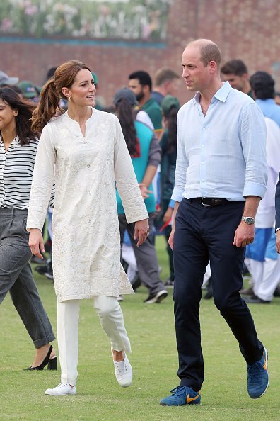 Catherine, Duchess of Cambridge and Prince William, Duke of Cambridge joke during their visit at the National Cricket Academy during day four of their royal tour of Pakistan  | Photo: Getty Images