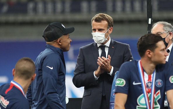 Emmanuel Macron s'est inquiété de la blessure de Kylian Mbappe, au Stade de France le 24 juillet 2020 à Paris, France. | Photo : Getty Images Emmanuel Macron s'est inquiété de la blessure de Kylian Mbappe, au Stade de France le 24 juillet 2020 à Paris, France. | Photo : Getty Images