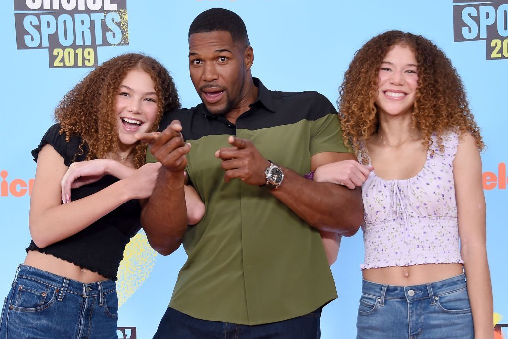 Sophia Strahan, Michael Strahan, and Isabella Strahan embrace as the arrive at the Nickelodeon Kids' Choice Sports 2019, on July 11, 2019 in Santa Monica, California | Source: Getty Images (Photo by Gregg DeGuire/WireImage)