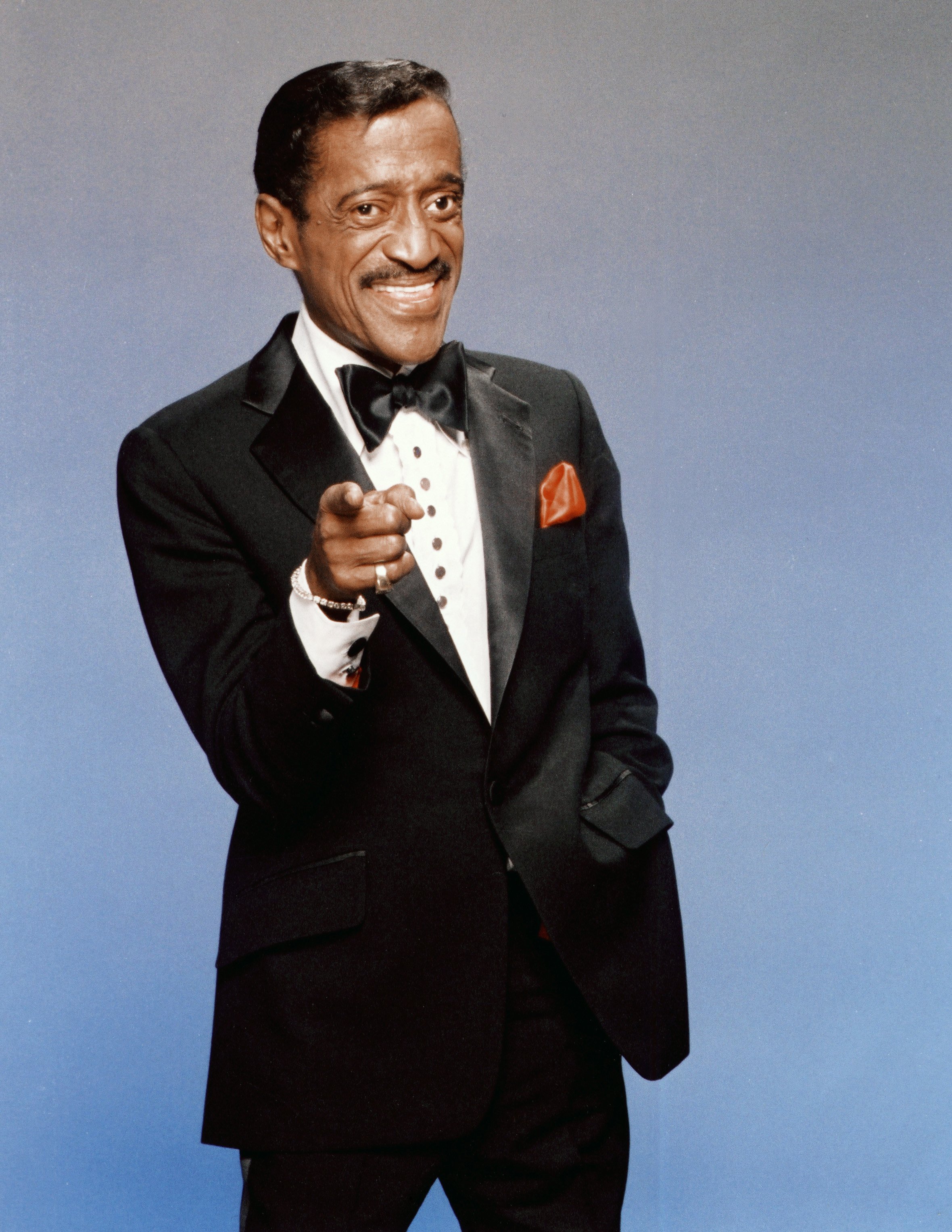 Actor Sammy Davis Jr. poses for a portrait in 1988 in Los Angeles, California. | Source: Getty Images