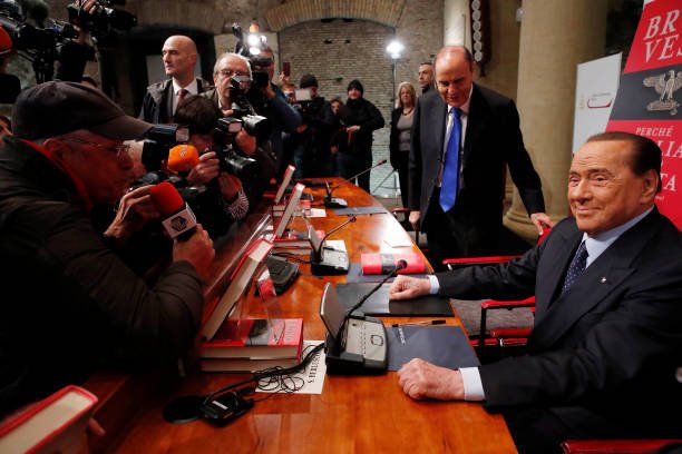 Silvio Berlusconi pendant une conférence de presse | Sources : Getty Images
