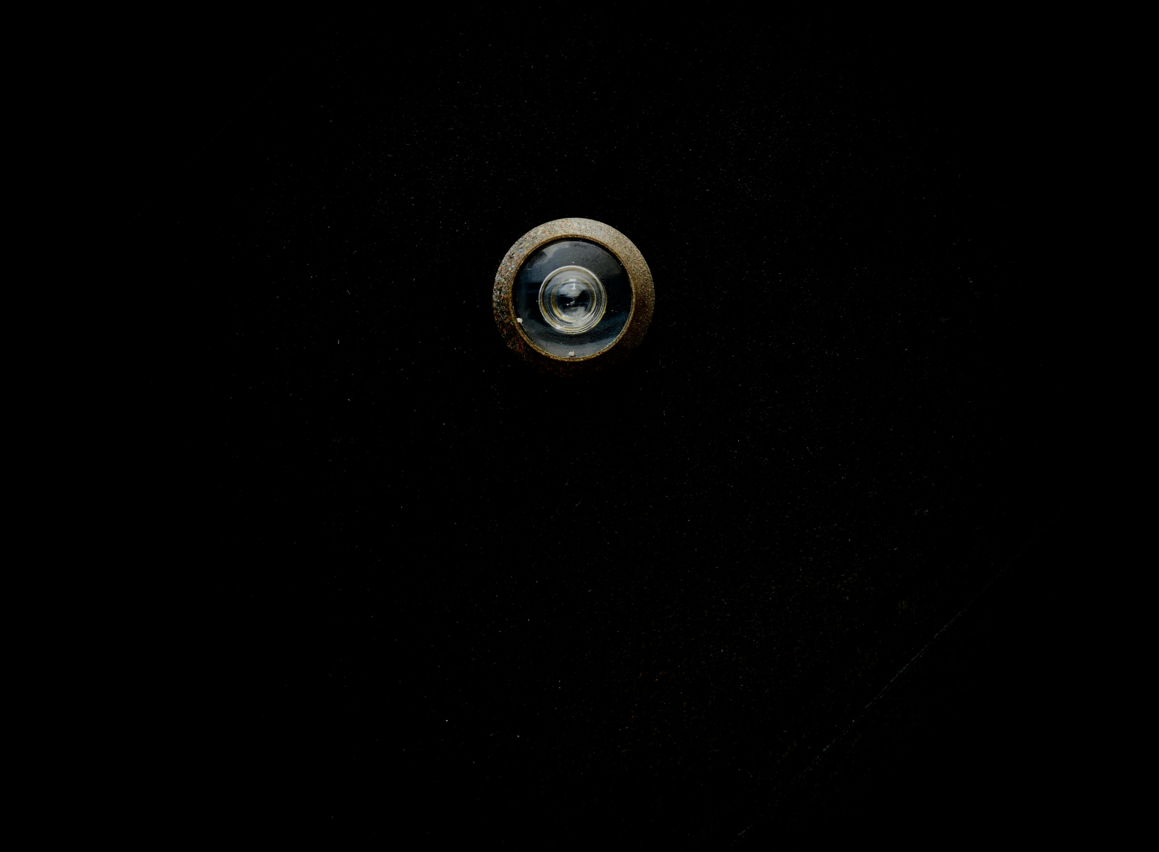 Door peephole | Source: Pexels