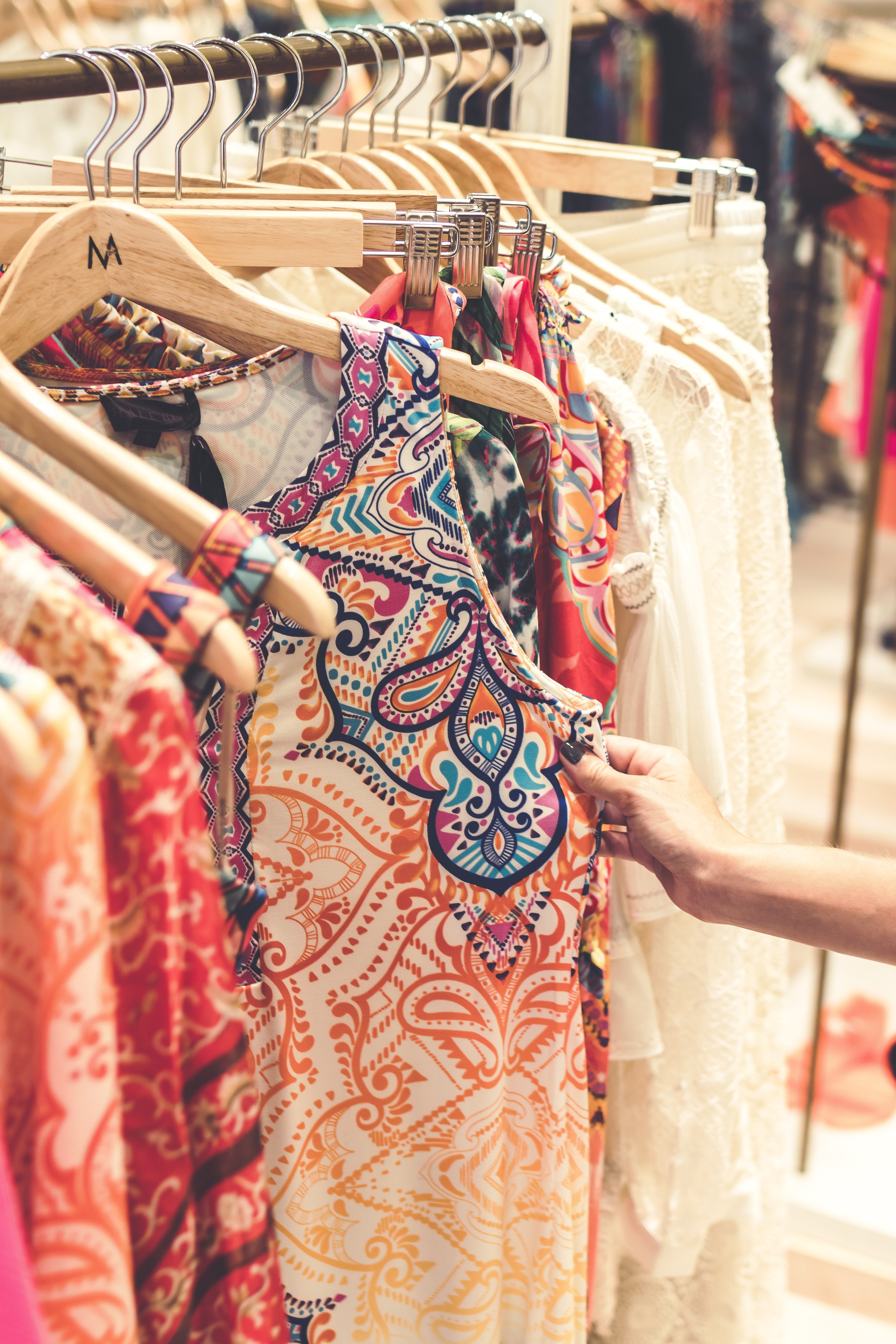 Mujer escogiendo vestidos. | Foto: Pexels