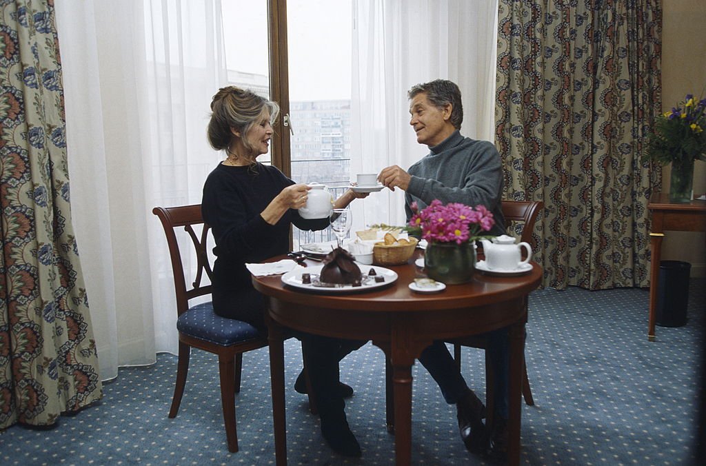 Brigitte Bardot s'est rendue à Bucarest pour plaider la cause des animaux. Petit déjeuner à l'Athénée Palace Hilton avec Bernard d' Ormale, son mari. Février 1998. | Photo : Getty Images