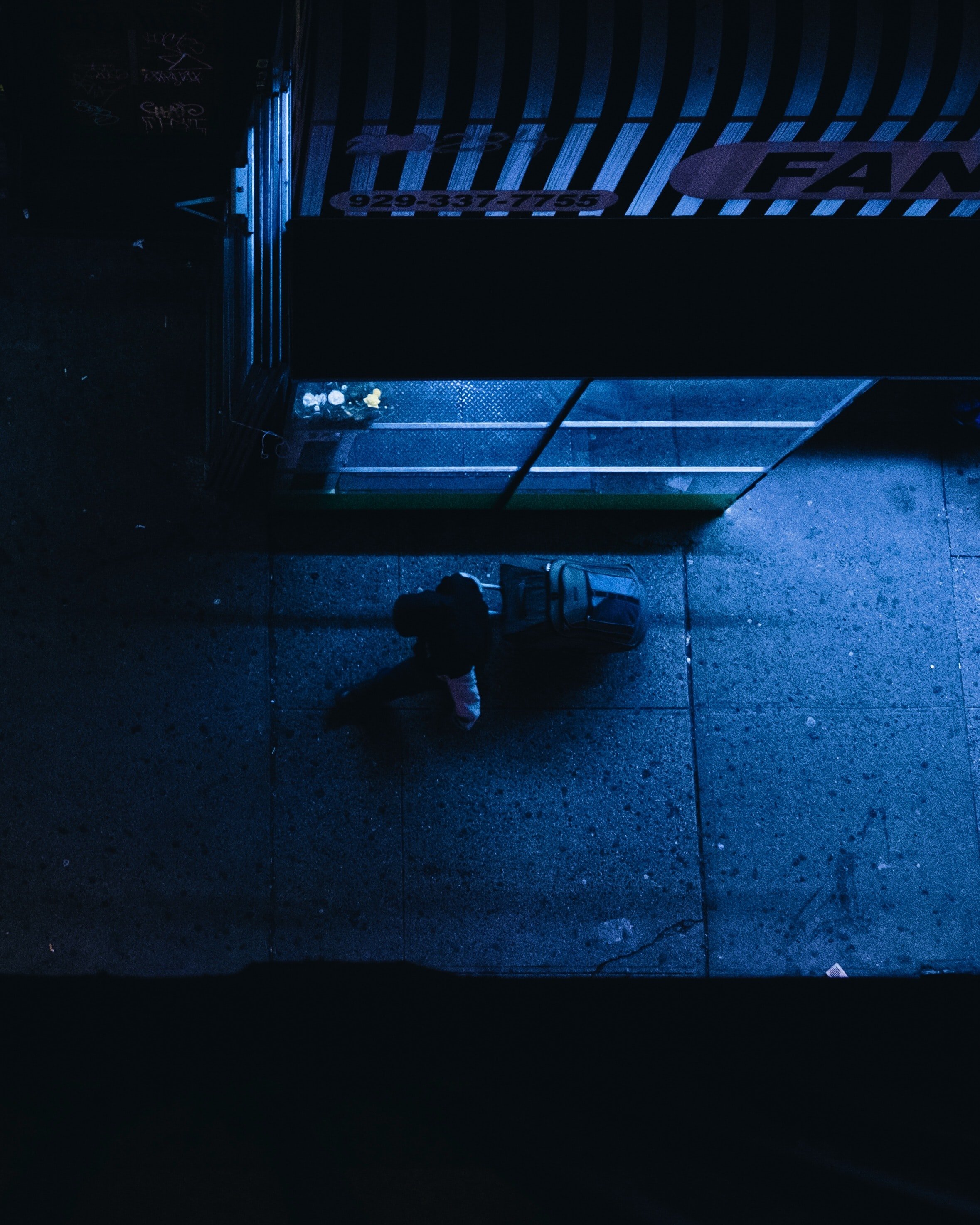 Georgina was robbed at the bus station. | Source: Unsplash