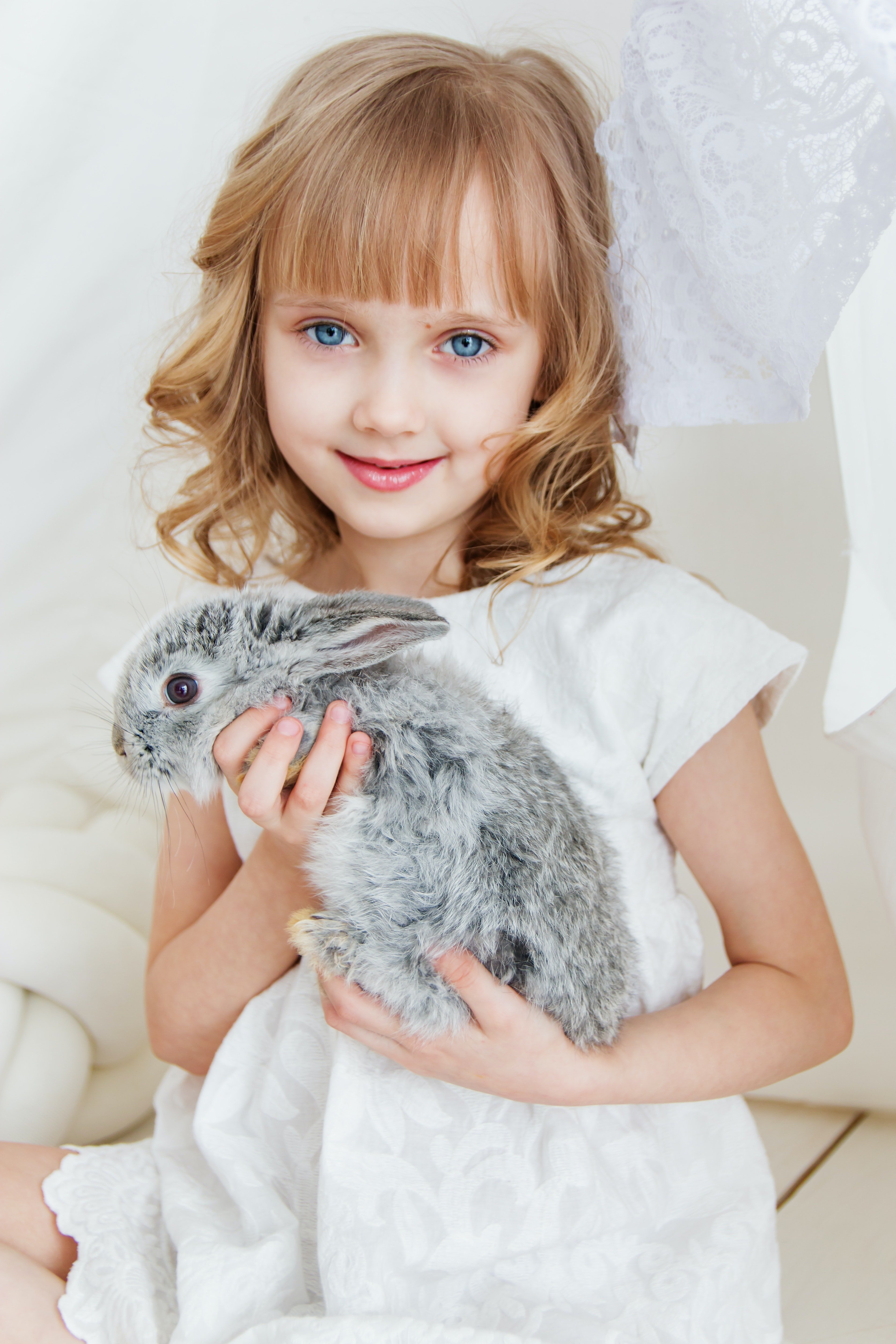 Retrato de una niña con un conejo en la mano. | Foto: Pexels