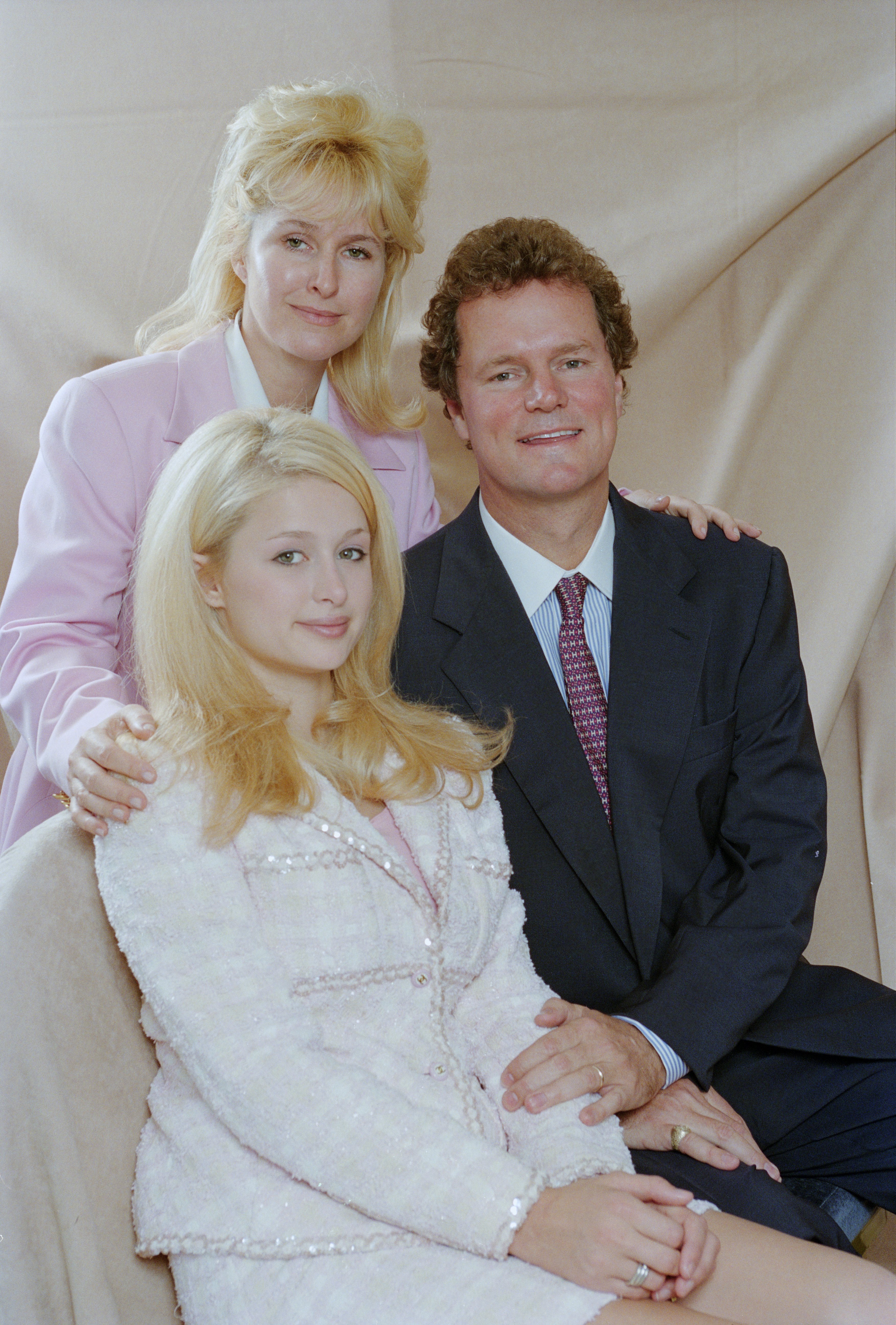 Paris Hilton with her parents, Kathy and Richard Hilton, on July 15, 1996 | Source: Getty Images