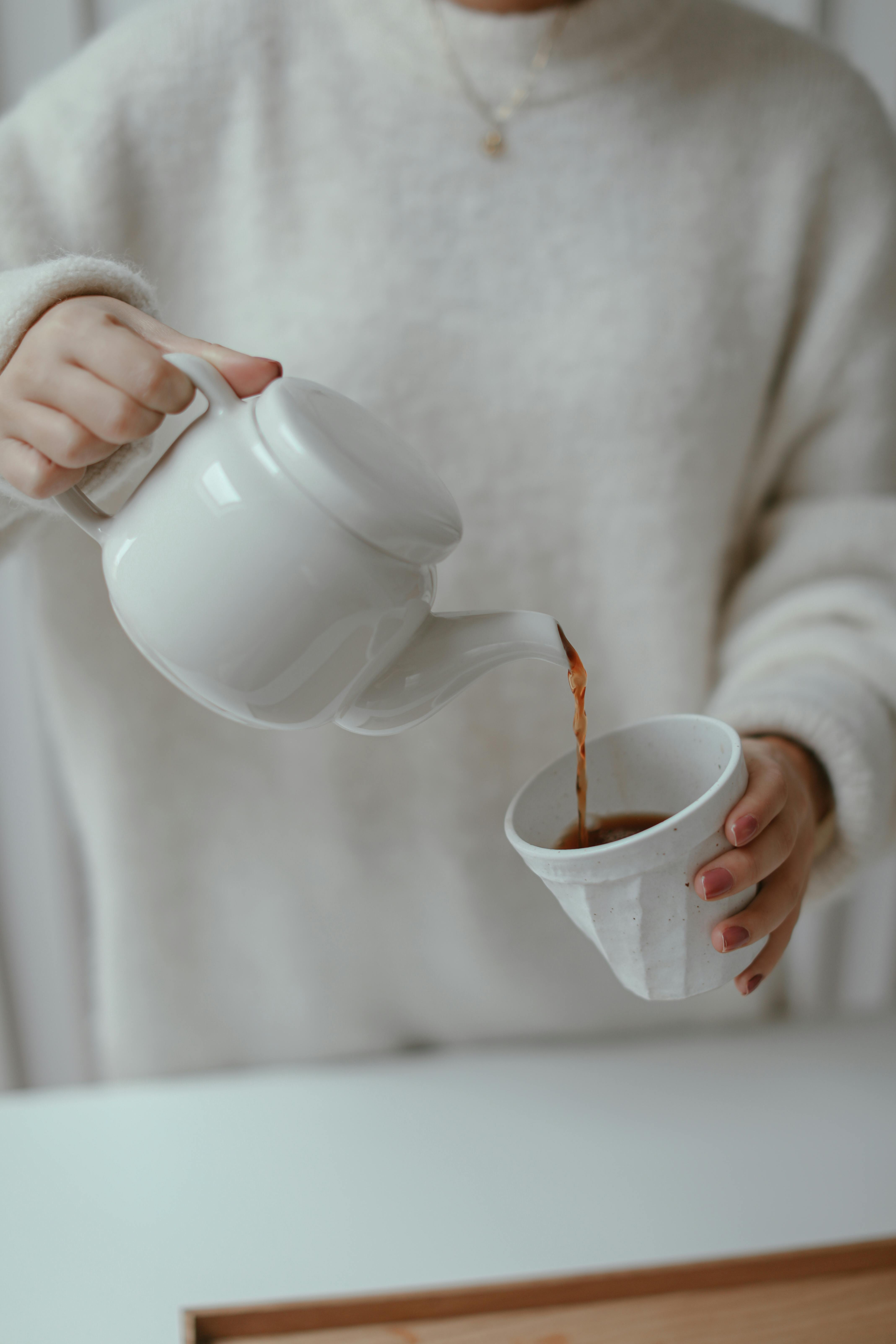 A hand pouring tea | Source: Pexels