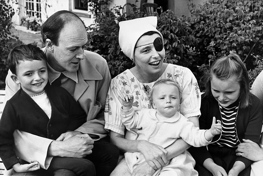 Patricia Neal recuperándose en casa después de un derrame cerebral con su esposo Roald Dahl, y tres hijos de sus hijos, Theo (izquierda), la bebé Ophelia y Tessa, 1965. | Foto: Getty Images.