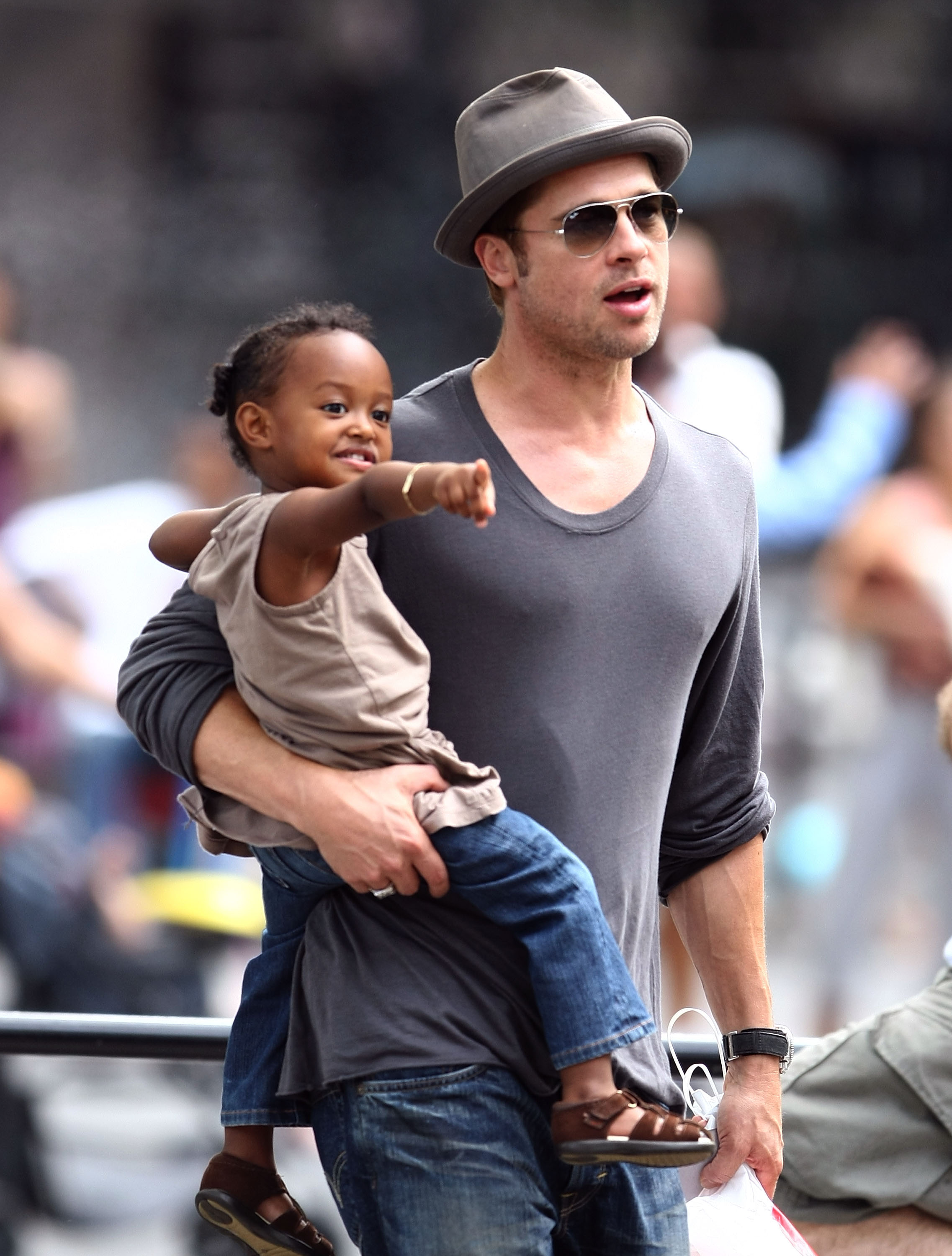 Brad Pitt and the girl at a playground in New York City on August 26, 2007 | Source: Getty Images