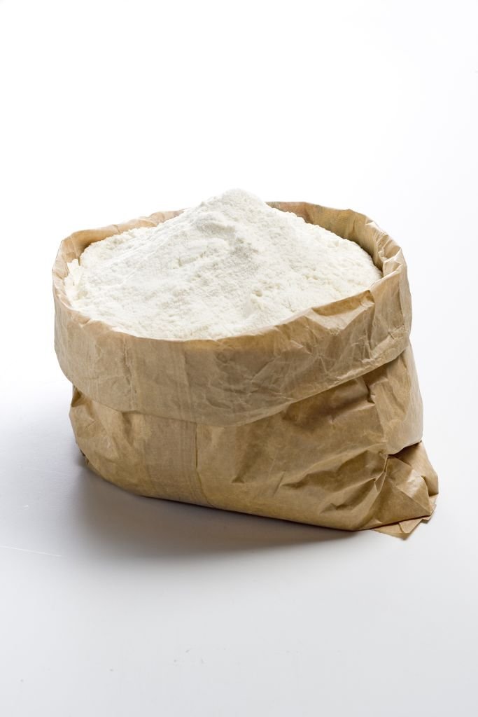 Farine dans un sachet en papier kraft détouré.| Photo : Getty Images