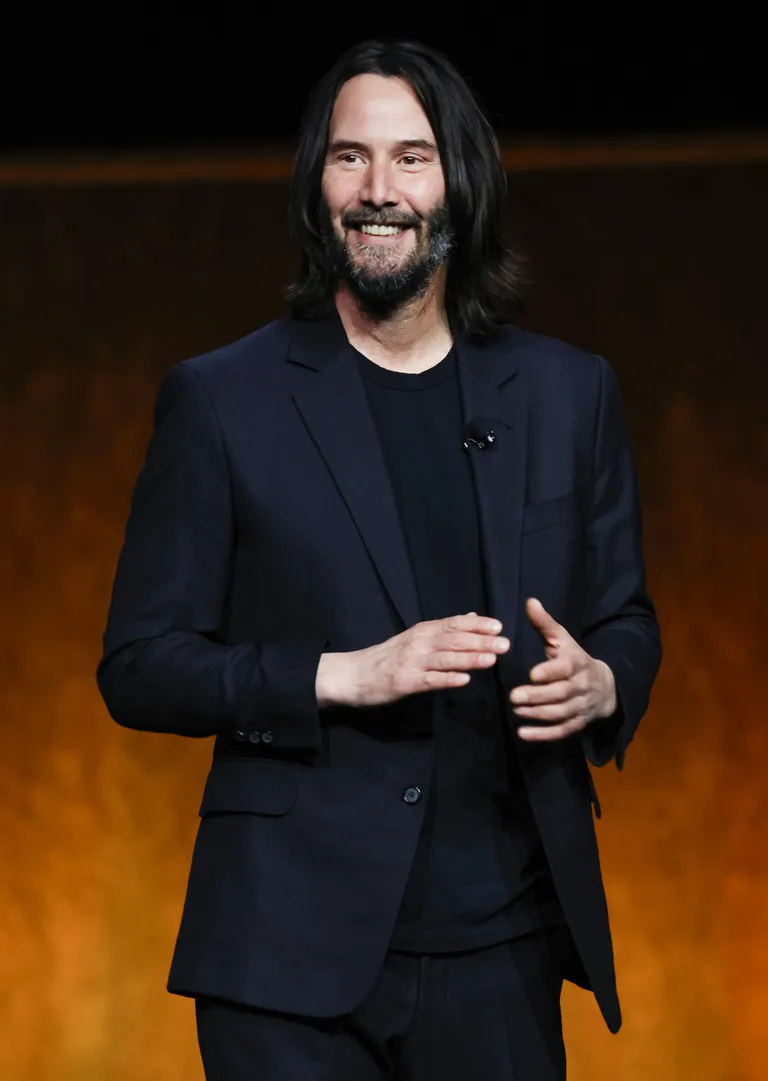 Keanu Reeves parle sur scène au Colosseum du Caesars Palace lors du CinemaCon le 28 avril 2022, à Las Vegas, Nevada | Source : Getty Images