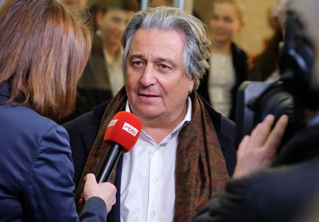Christian Clavier donne une interview à la chaîne de télévision rbb lors de la première de la comédie française "Monsieur Claude 2" au Kino International. | Photo : Getty Images Christian Clavier donne une interview à la chaîne de télévision rbb lors de la première de la comédie française "Monsieur Claude 2" au Kino International. | Photo : Getty Images