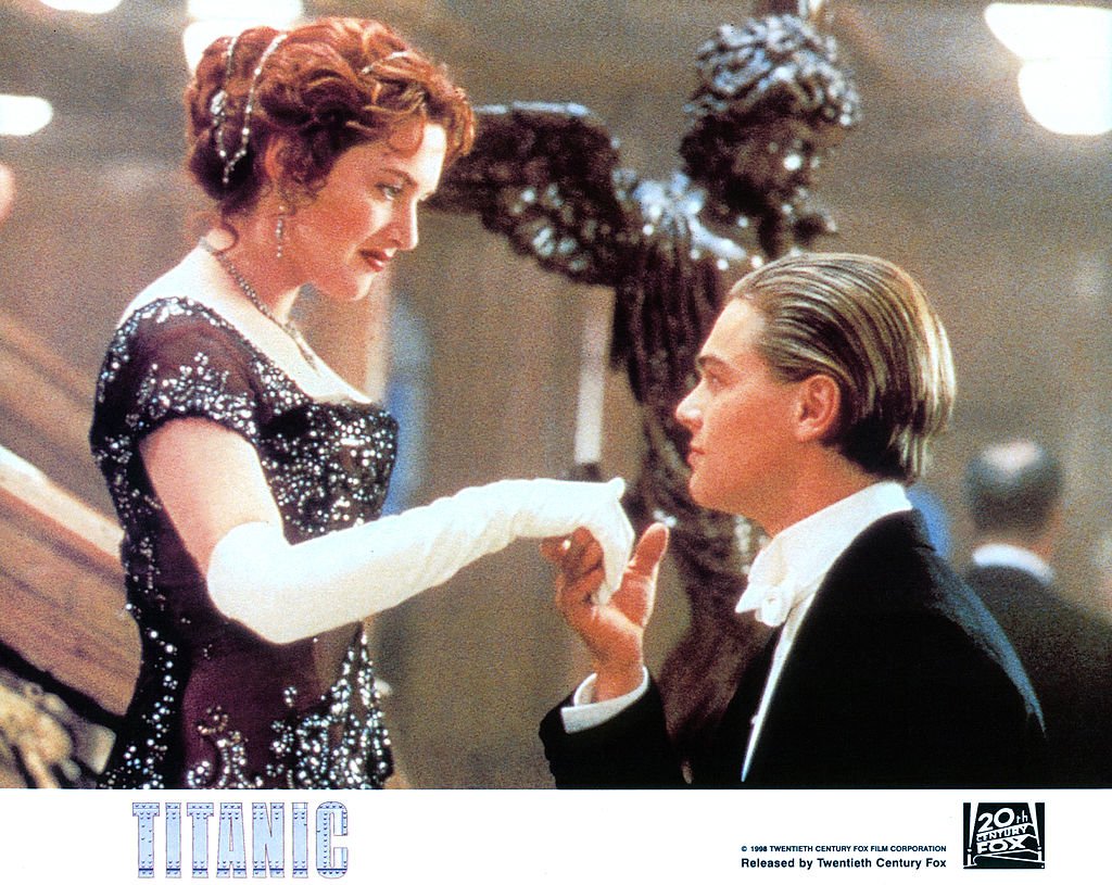 Kate Winslet le ofrece la mano a Leonardo DiCaprio en una escena de la película 'Titanic', 1997. | Foto: Getty Images