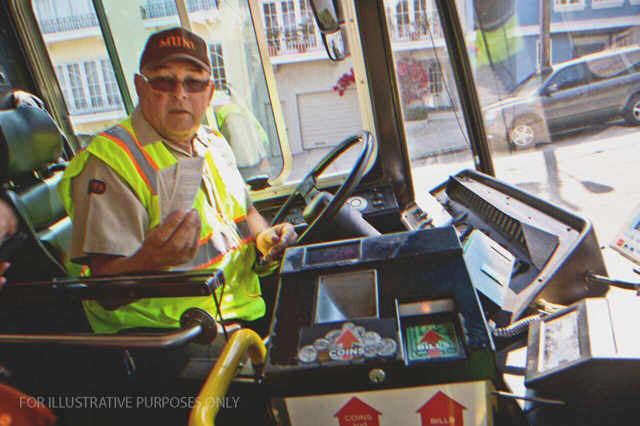 Ein alter Busfahrer hinter dem Steuer | Quelle: Shutterstock