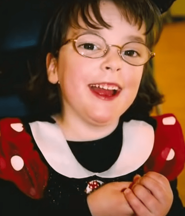 Ellie McCool when she was a child.│Source: youtube.com/KSDK News