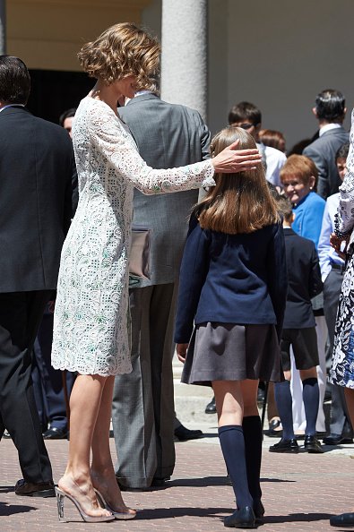 La Reina Letizia de España y la Princesa Leonor de España abandonan la Iglesia de la Asunción de Nuestra Señora después de la Primera Comunión de la Princesa Leonor de España el 20 de mayo de 2015 en Madrid, España. | Fuente: Getty Images