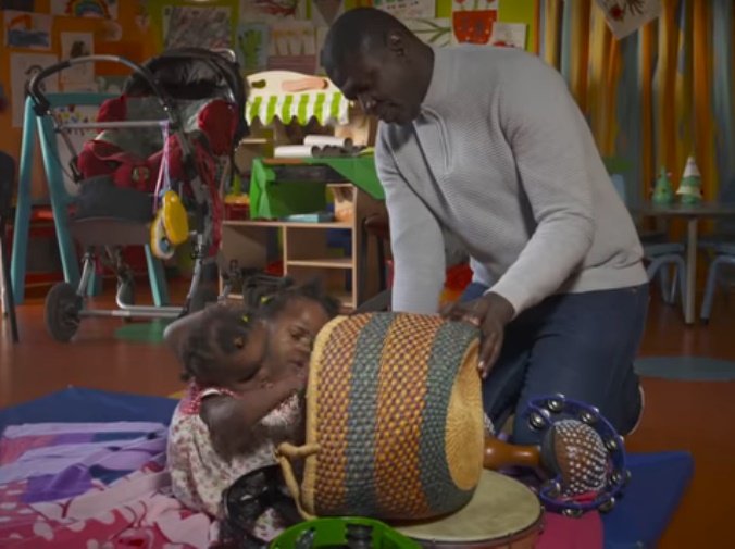 Ibrahima Ndiaye juega con sus hijas siamesas. | Foto:YouTube/BBC News Ibrahima Ndiaye juega con sus hijas siamesas. | Foto:YouTube/BBC News