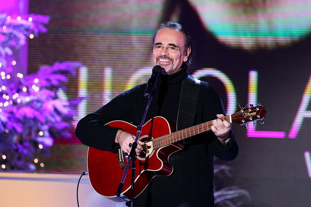 Nicolas Peyrac sur le plateau de l'émission "Vivement Dimanche" à Paris, France en 2006 | Photo : Getty Images. Nicolas Peyrac sur le plateau de l'émission "Vivement Dimanche" à Paris, France en 2006 | Photo : Getty Images.