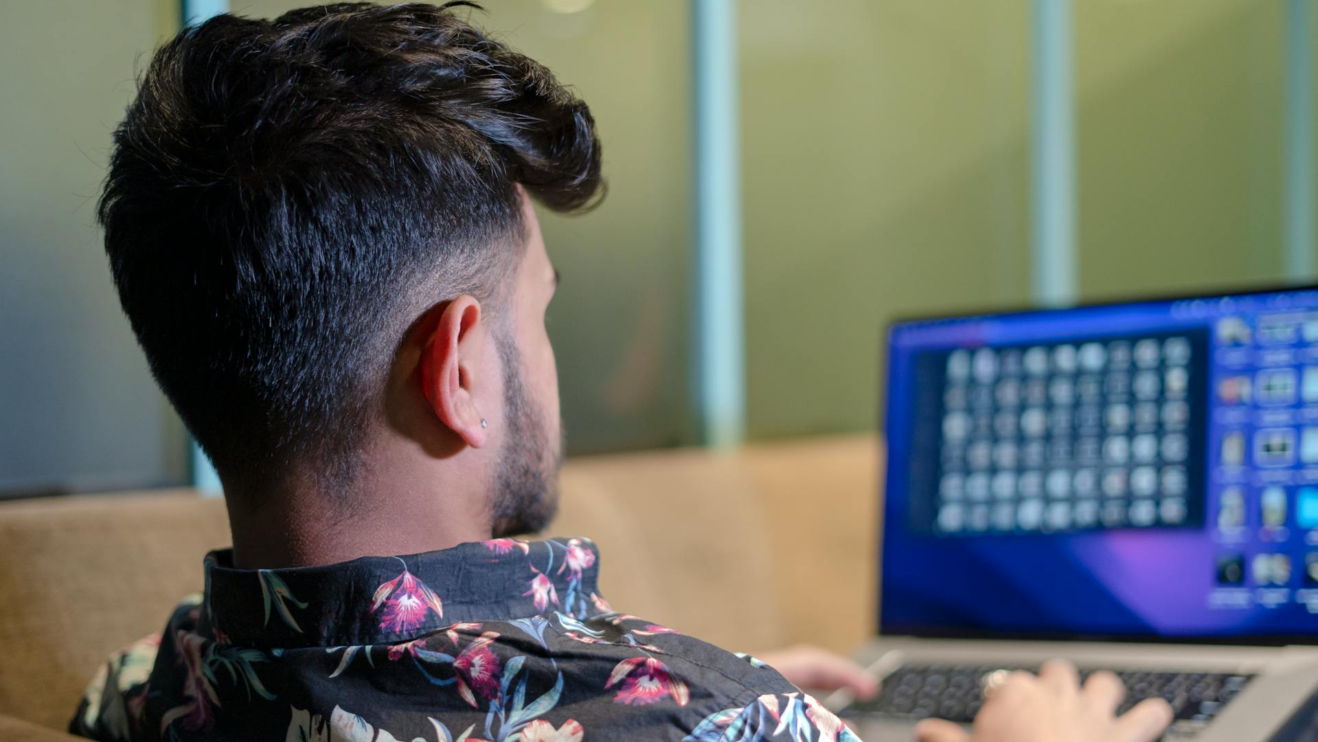 A man working on his laptop | Source: Pexels