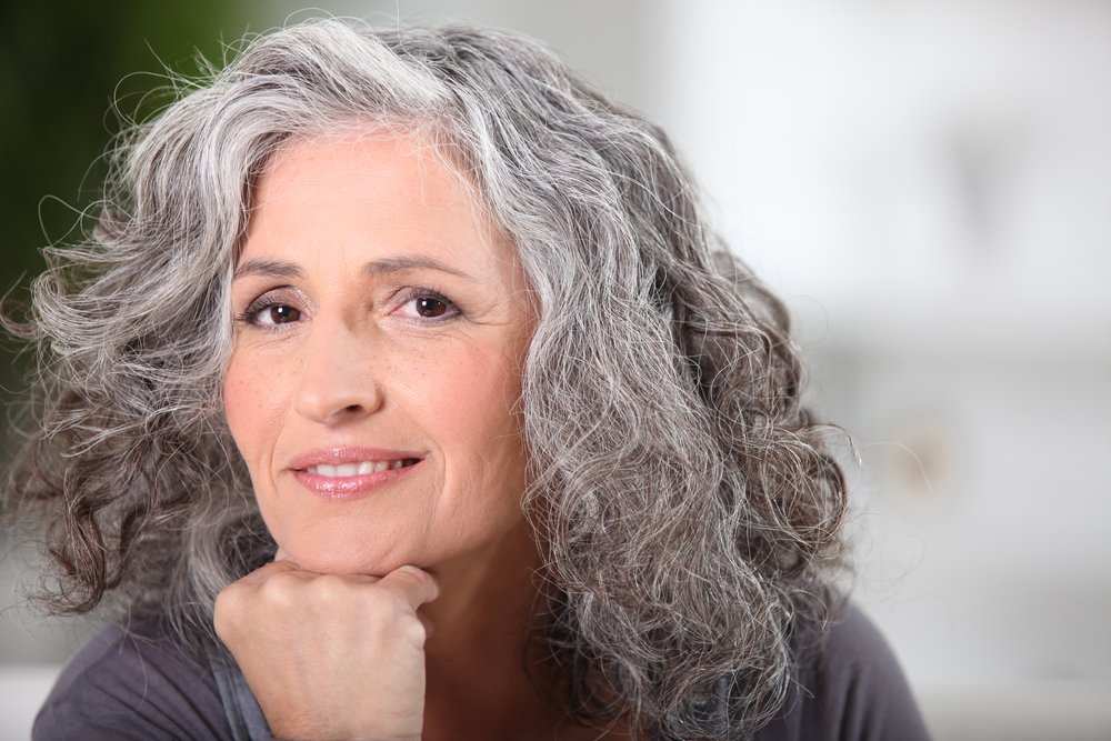 Portrait d'une femme âgée souriante | Source : Shutterstock